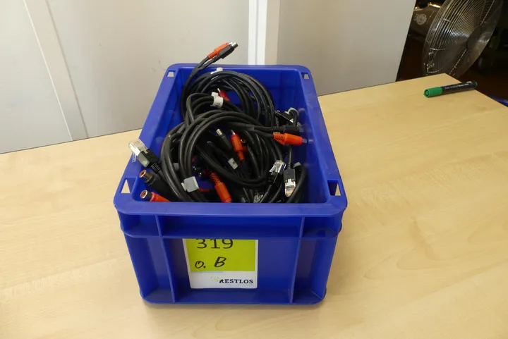 Konvolut Netzwerkkabel (RJ45) und Antennen-/Koaxialkabel Umfang: nur der Inhalt, ohne Kiste